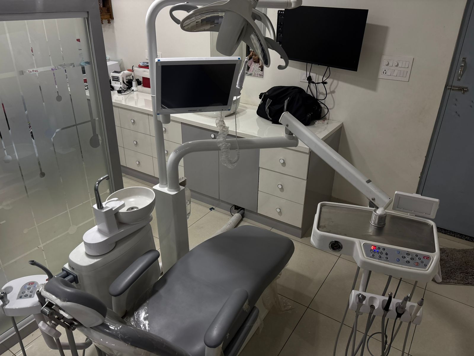 Dr. Teeth dental chair with monitors