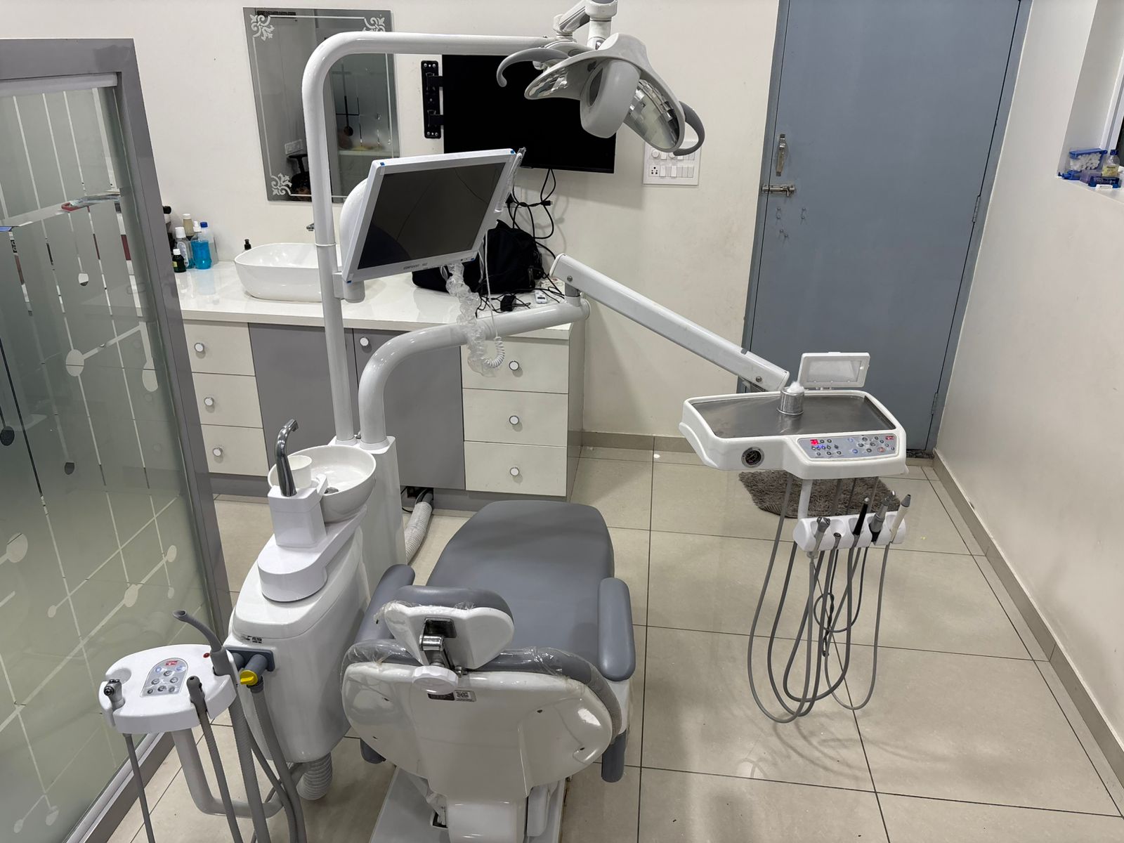 Dr. Teeth clinic treatment room wide view