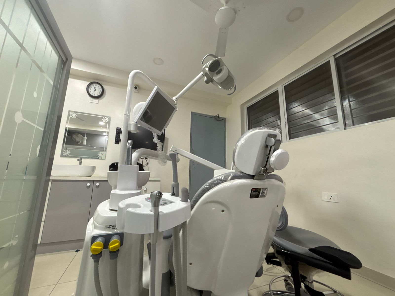 Dr. Teeth Dental Care treatment room in Mangaluru